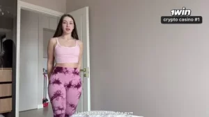 Stepsister’s Leggings Rip Reveals Hole - MyPornerLeak